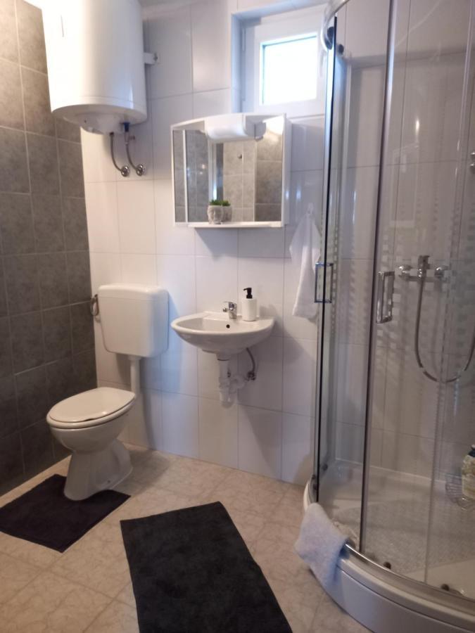 Guest House Studio Apartman Marina - With Jacuzzi, Free Parking, Pet Friendly Карловаць Екстер'єр фото