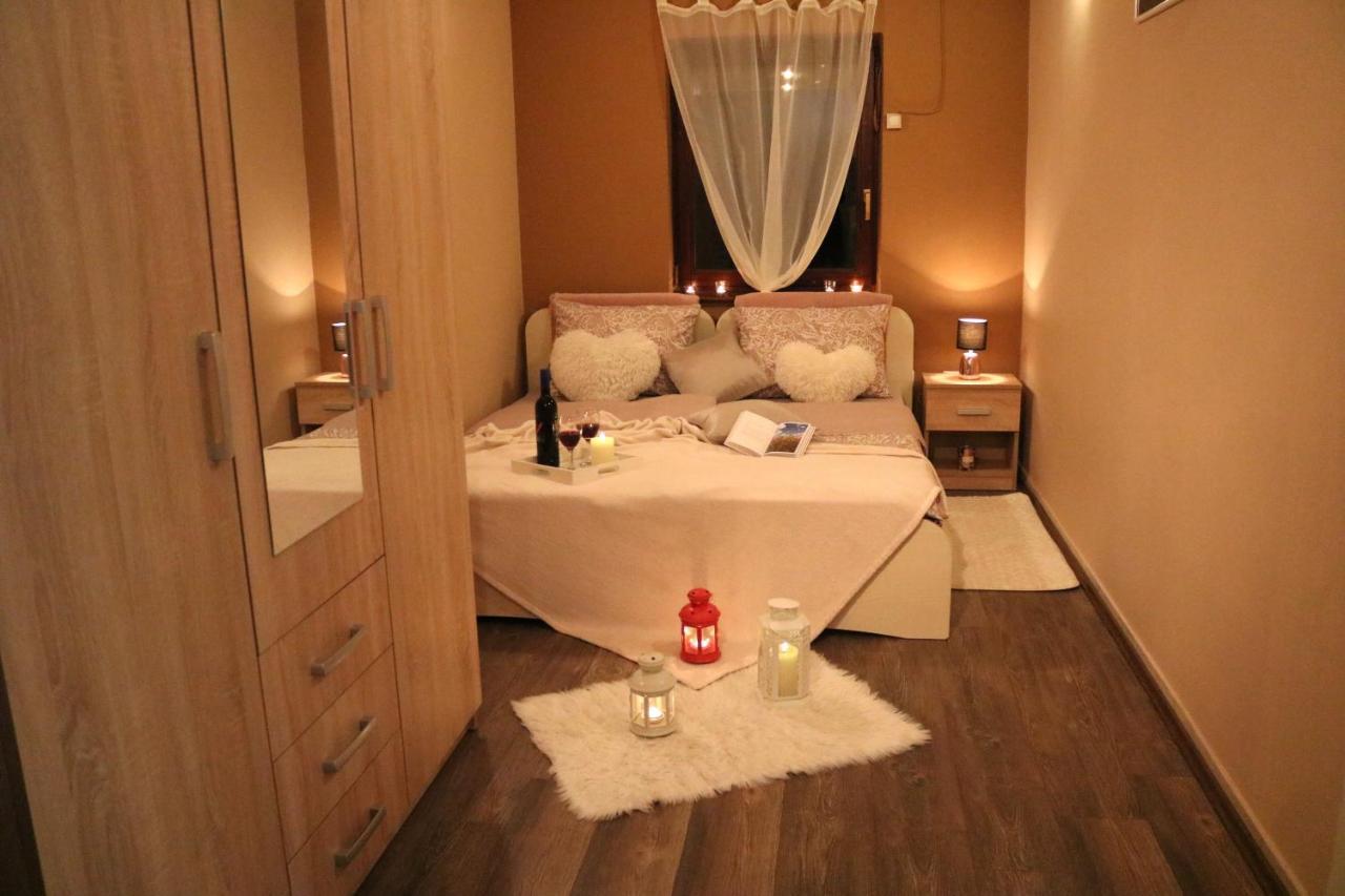 Guest House Studio Apartman Marina - With Jacuzzi, Free Parking, Pet Friendly Карловаць Екстер'єр фото