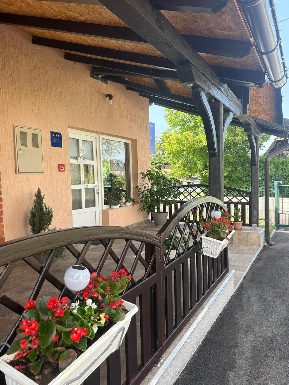 Guest House Studio Apartman Marina - With Jacuzzi, Free Parking, Pet Friendly Карловаць Екстер'єр фото
