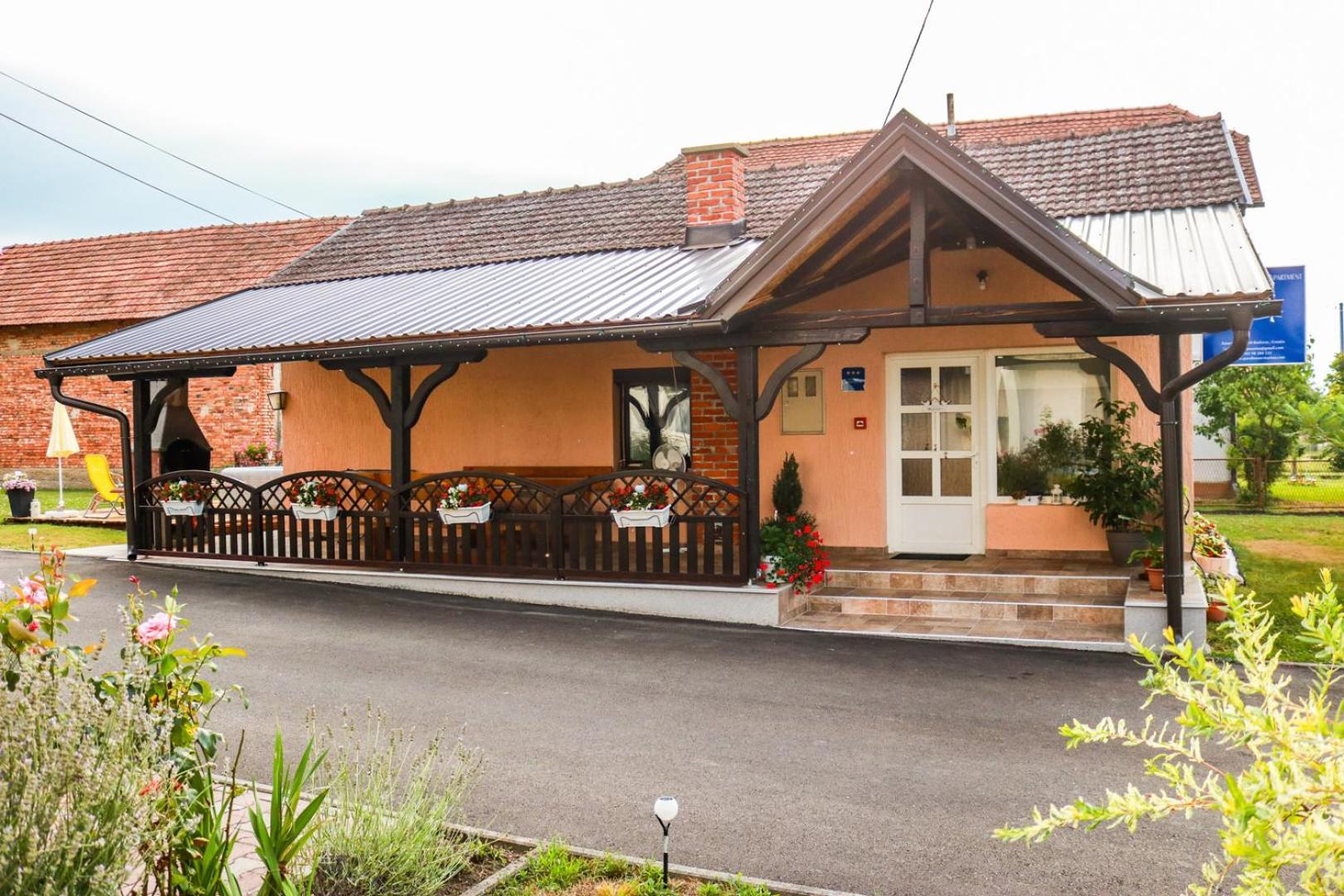 Guest House Studio Apartman Marina - With Jacuzzi, Free Parking, Pet Friendly Карловаць Екстер'єр фото