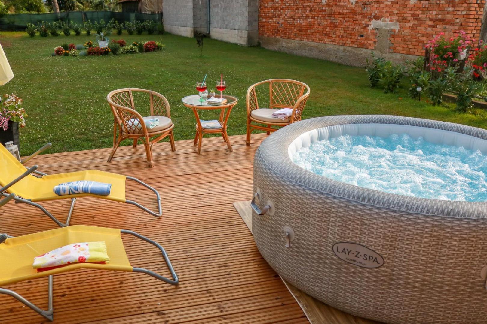 Guest House Studio Apartman Marina - With Jacuzzi, Free Parking, Pet Friendly Карловаць Екстер'єр фото