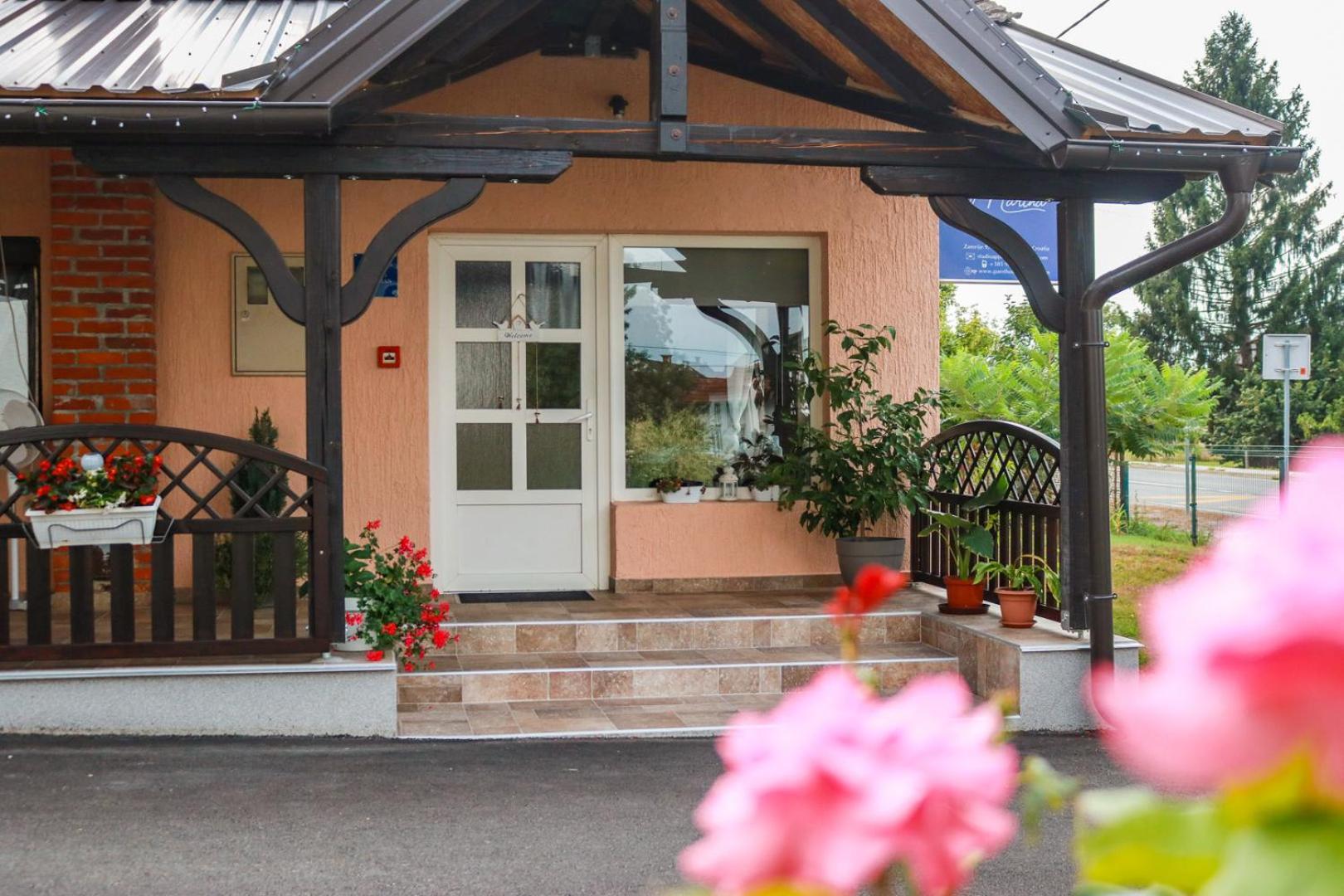 Guest House Studio Apartman Marina - With Jacuzzi, Free Parking, Pet Friendly Карловаць Екстер'єр фото