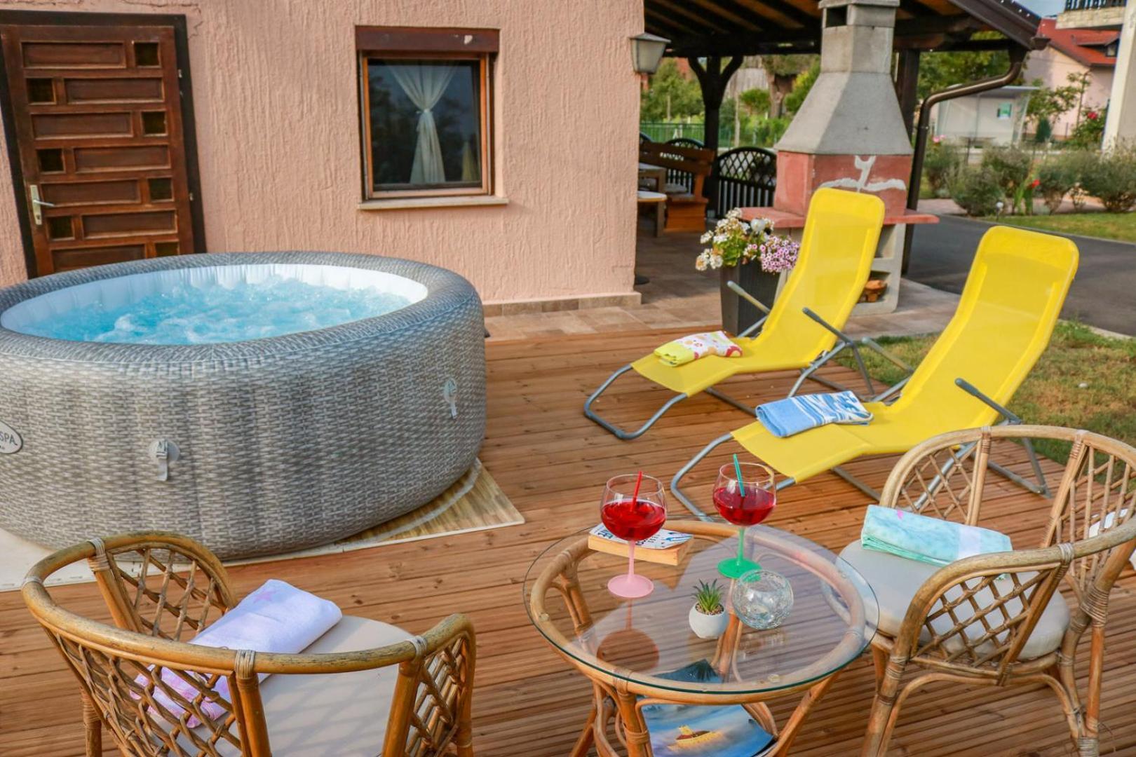 Guest House Studio Apartman Marina - With Jacuzzi, Free Parking, Pet Friendly Карловаць Екстер'єр фото