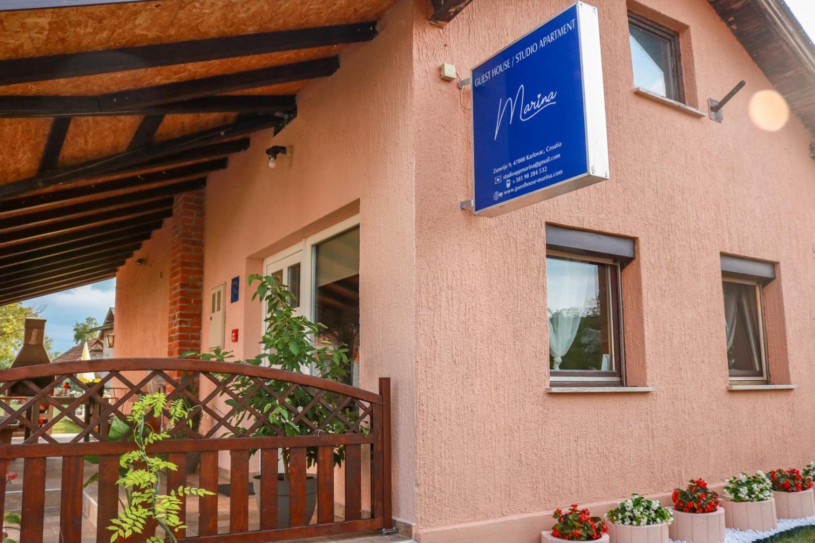 Guest House Studio Apartman Marina - With Jacuzzi, Free Parking, Pet Friendly Карловаць Екстер'єр фото